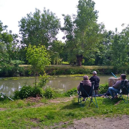 Hotel La Ferme Du Marais Poitevin - Roulotte Benet Exteriér fotografie